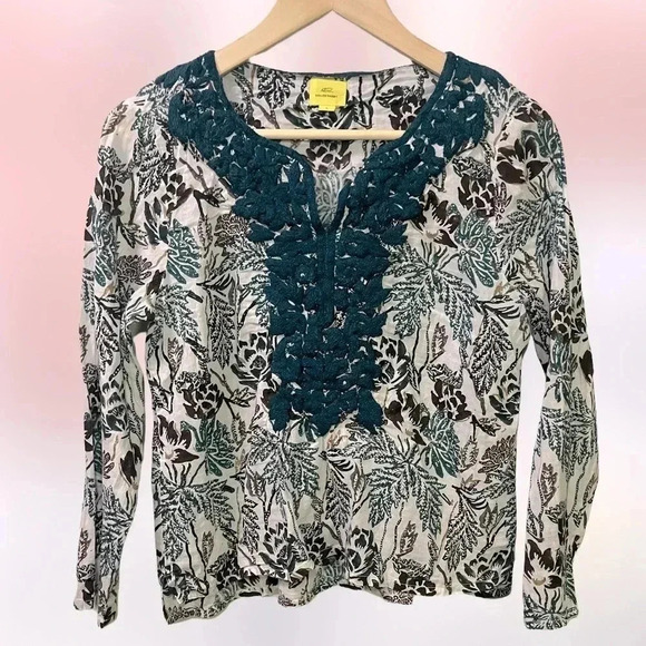 🎉 Embroidered Roller Rabbit  Top - Picture 1 of 6